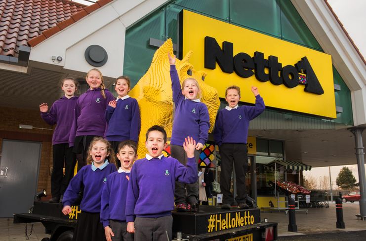 scotty netto dog with hedon primary school children