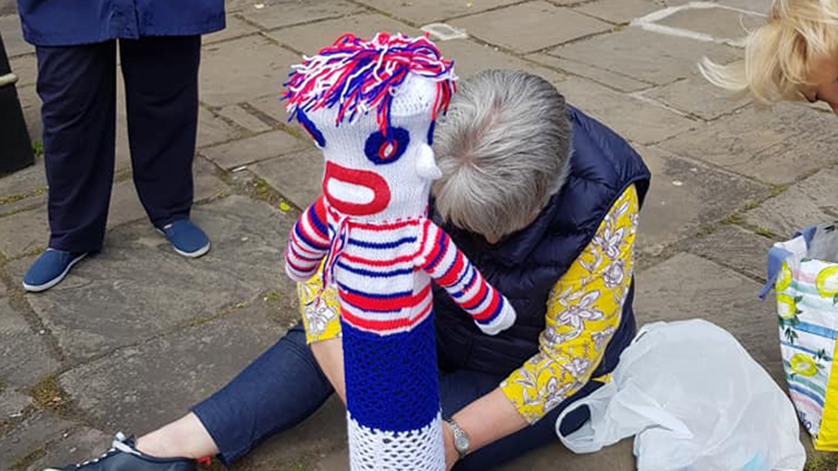 Yarn bombing Bollard3